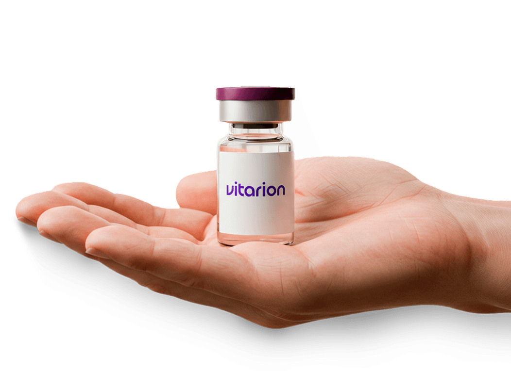 Imagem de uma mão aberta com um frasco de medicamento